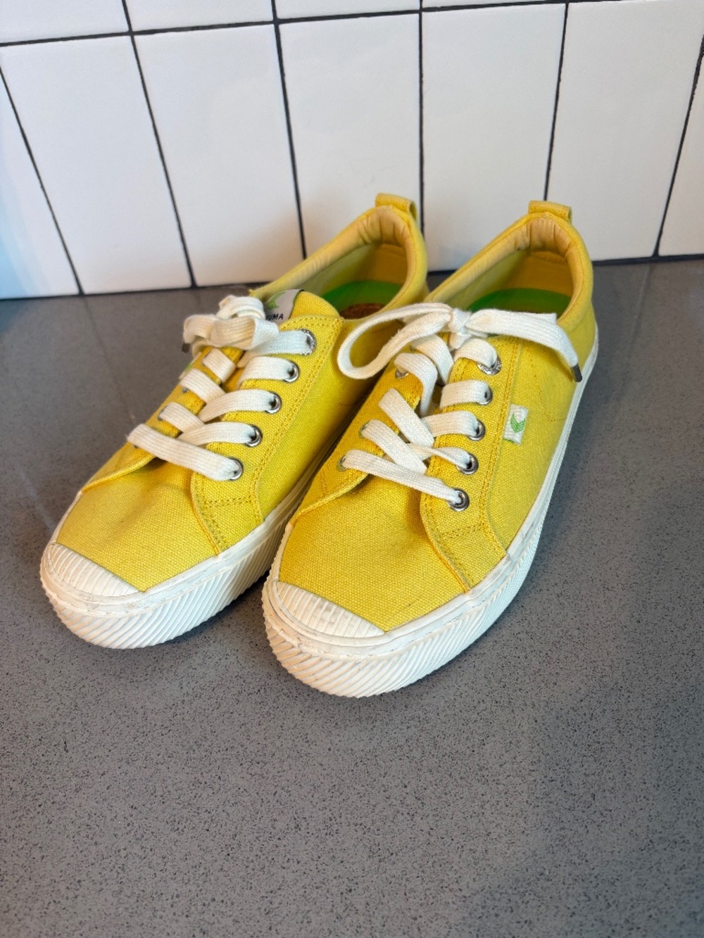Cariuma yellow sneakers - unisex - size 7.5 w / 6 m